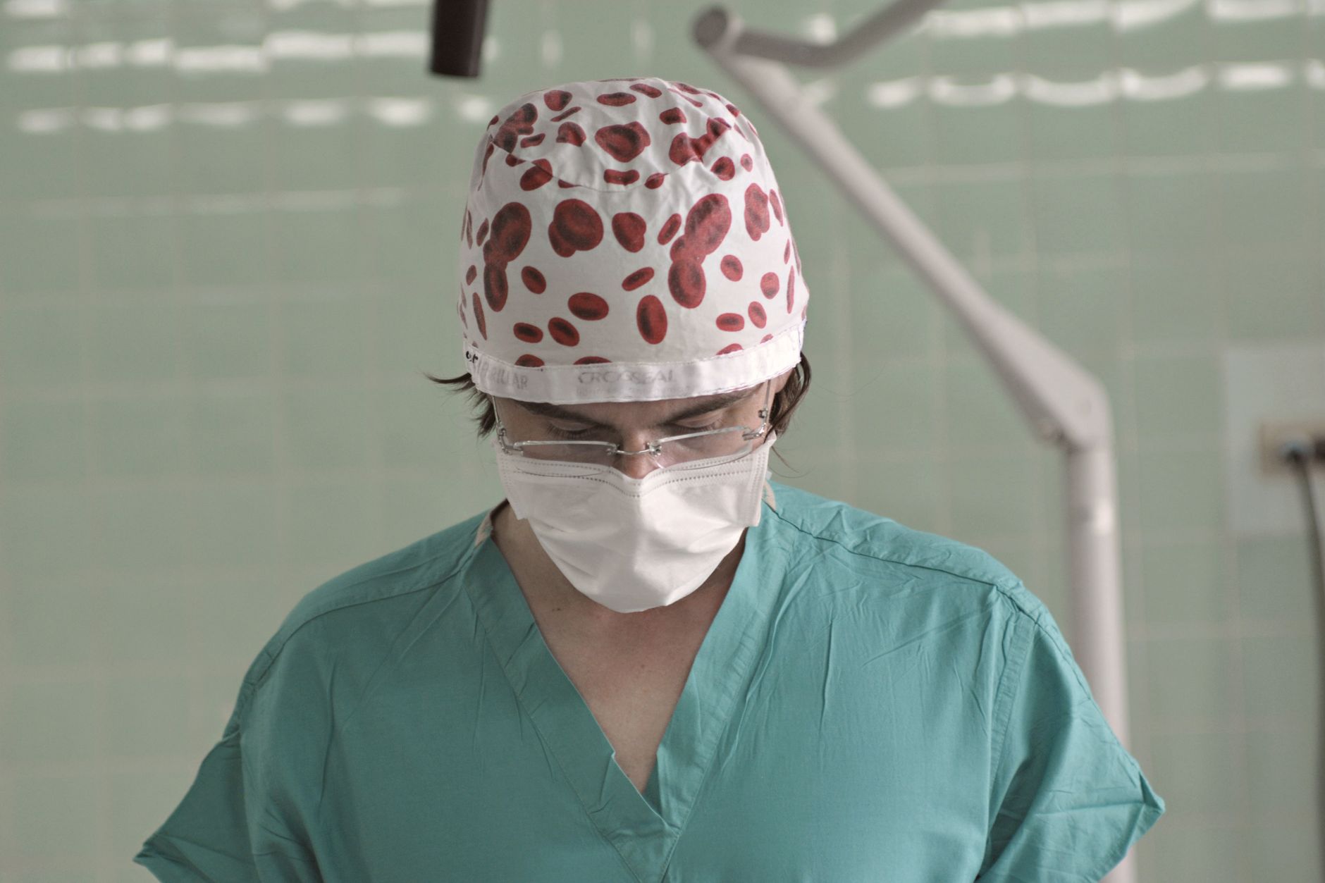 Healthcare worker wearing a surgical head covering and face mask